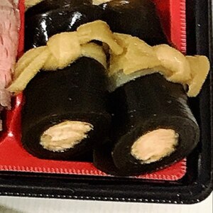 おせちに鮭の昆布巻き